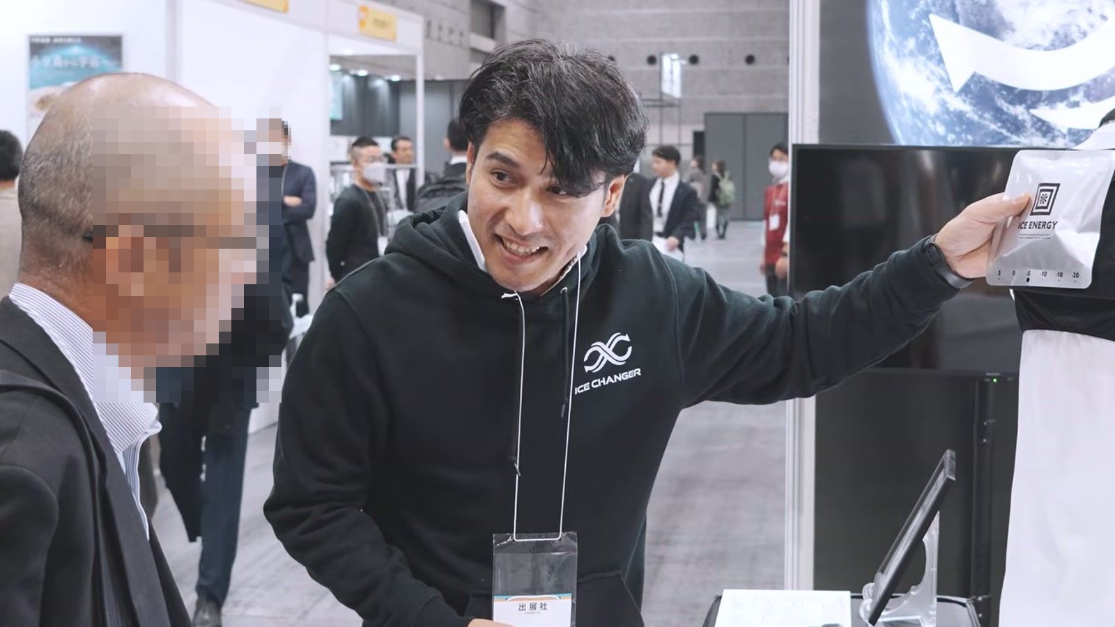 2025年開催時の出展ブースでの商談と実演