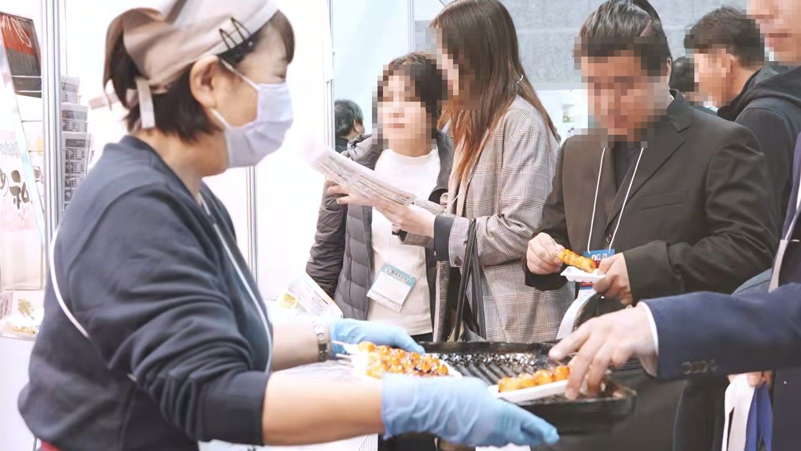 2025年開催時に試食しながら商品を確認する来場者